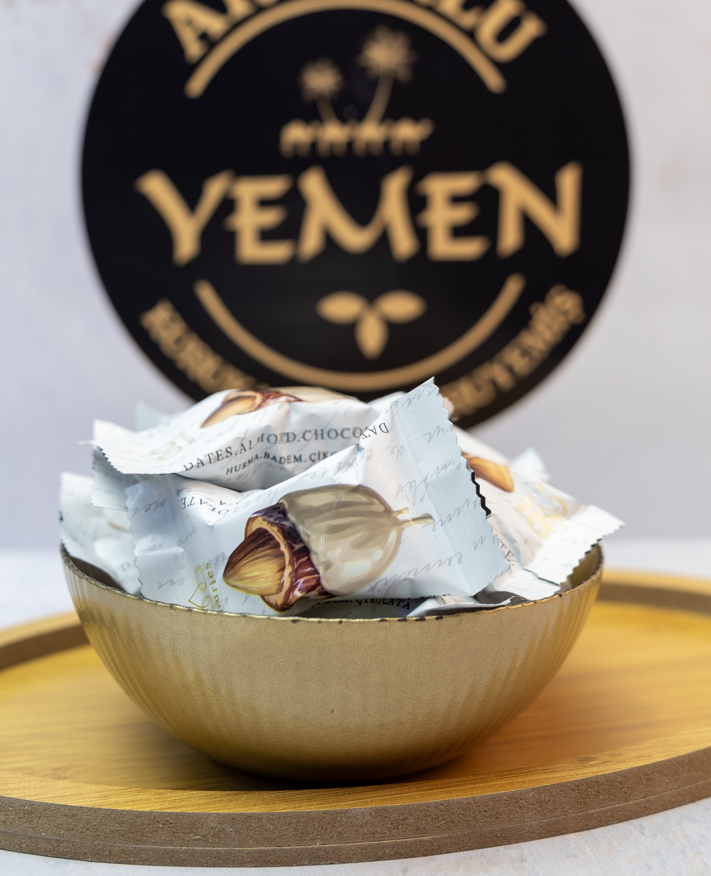 Huries Hurma Dolgulu ve Bademli Beyaz Çikolata