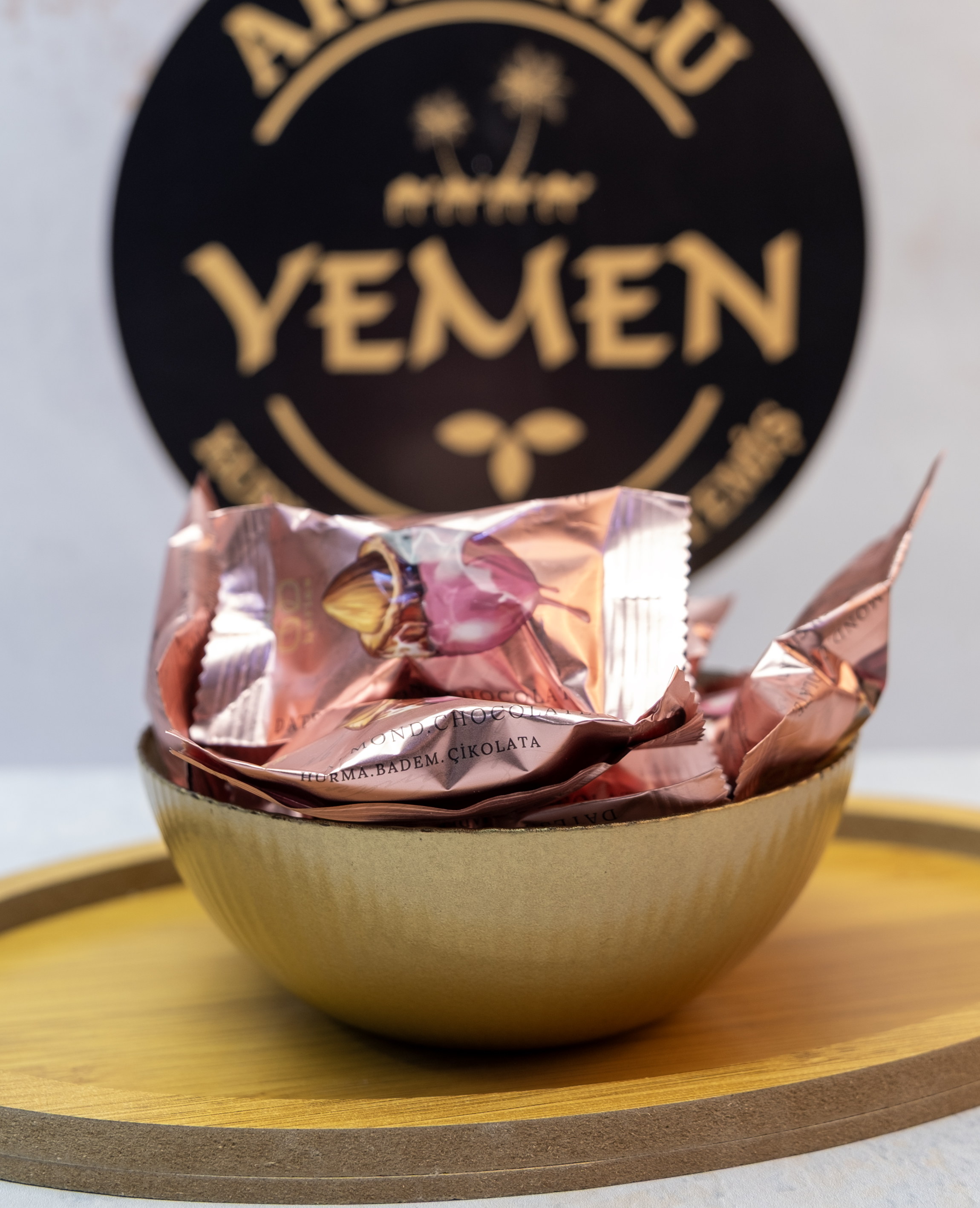 Huries Hurma Dolgulu ve Bademli Çilekli Çikolata